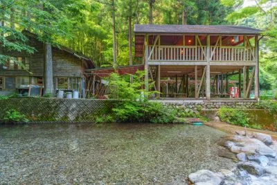 無料壁紙 坂本川と飲食スペースの小屋。PCとデスクトップ壁紙に最適な4K高画質の無料壁紙。三重県津市の大吉あまごセンターで撮影したフリー写真素材