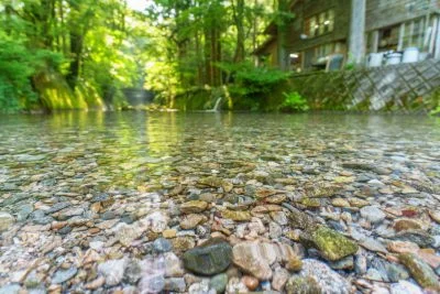 無料壁紙 透明度が抜群！夏の坂本川。PCとデスクトップ壁紙に最適な4K高画質の無料壁紙。三重県津市の大吉あまごセンターで撮影したフリー写真素材