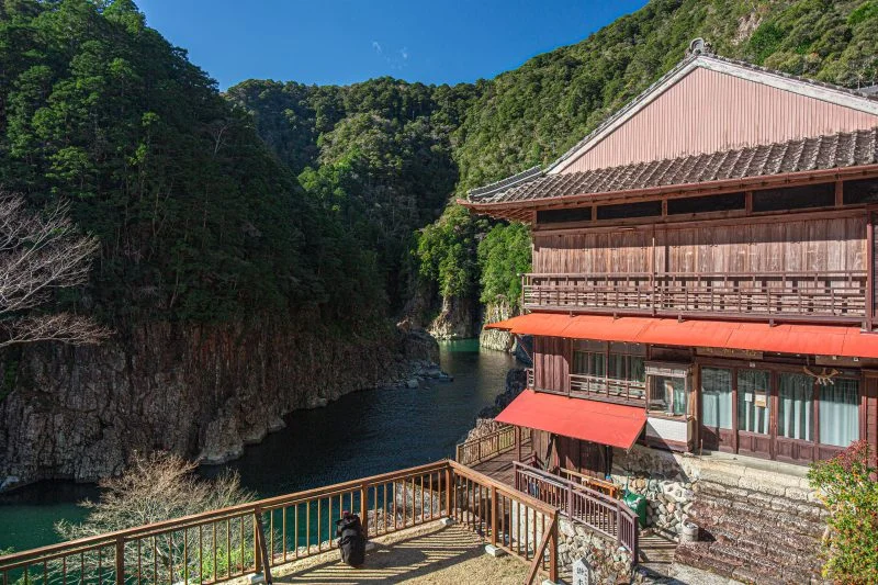 無料壁紙 瀞ホテルと瀞峡。PCとデスクトップ壁紙に最適な4K高画質の無料壁紙。三重県熊野市の瀞峡（瀞八丁）で撮影したフリー写真素材