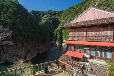 無料壁紙 瀞ホテルと瀞峡。PCとデスクトップ壁紙に最適な4K高画質の無料壁紙。三重県熊野市の瀞峡（瀞八丁）で撮影したフリー写真素材