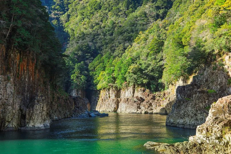 無料壁紙 断崖の渓谷。PCとデスクトップ壁紙に最適な4K高画質の無料壁紙。三重県熊野市の瀞峡（瀞八丁）で撮影したフリー写真素材