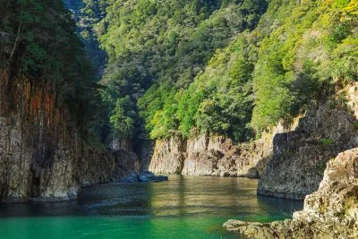 無料壁紙 断崖の渓谷。PCとデスクトップ壁紙に最適な4K高画質の無料壁紙。三重県熊野市の瀞峡（瀞八丁）で撮影したフリー写真素材