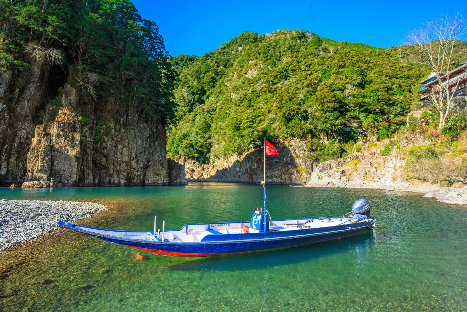 無料壁紙 まるで宙に浮遊する船。PCとデスクトップ壁紙に最適な4K高画質の無料壁紙。三重県熊野市の瀞峡（瀞八丁）で撮影したフリー写真素材