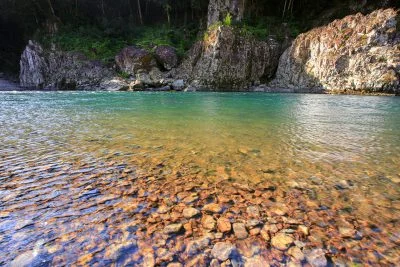 無料壁紙 透明度が凄い川。PCとデスクトップ壁紙に最適な4K高画質の無料壁紙。三重県熊野市の瀞峡（瀞八丁）で撮影したフリー写真素材