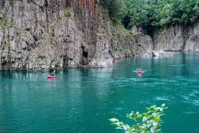 無料壁紙 瀞峡でパックラフトの光景。PCとデスクトップ壁紙に最適な4K高画質の無料壁紙。三重県熊野市の瀞峡（瀞八丁）で撮影したフリー写真素材