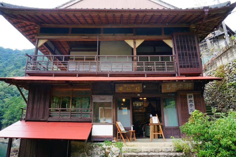 無料壁紙 瀞ホテルの外観。PCとデスクトップ壁紙に最適な4K高画質の無料壁紙。三重県熊野市の瀞峡（瀞八丁）で撮影したフリー写真素材