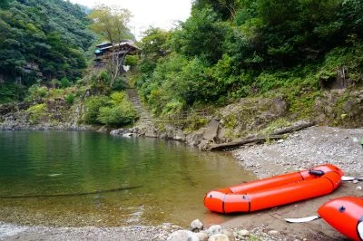 無料壁紙 パックラフトのスタート地点。PCとデスクトップ壁紙に最適な4K高画質の無料壁紙。三重県熊野市の瀞峡（瀞八丁）で撮影したフリー写真素材