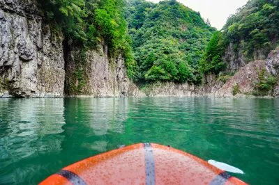 無料壁紙 パックラフトで遊覧。PCとデスクトップ壁紙に最適な4K高画質の無料壁紙。三重県熊野市の瀞峡（瀞八丁）で撮影したフリー写真素材