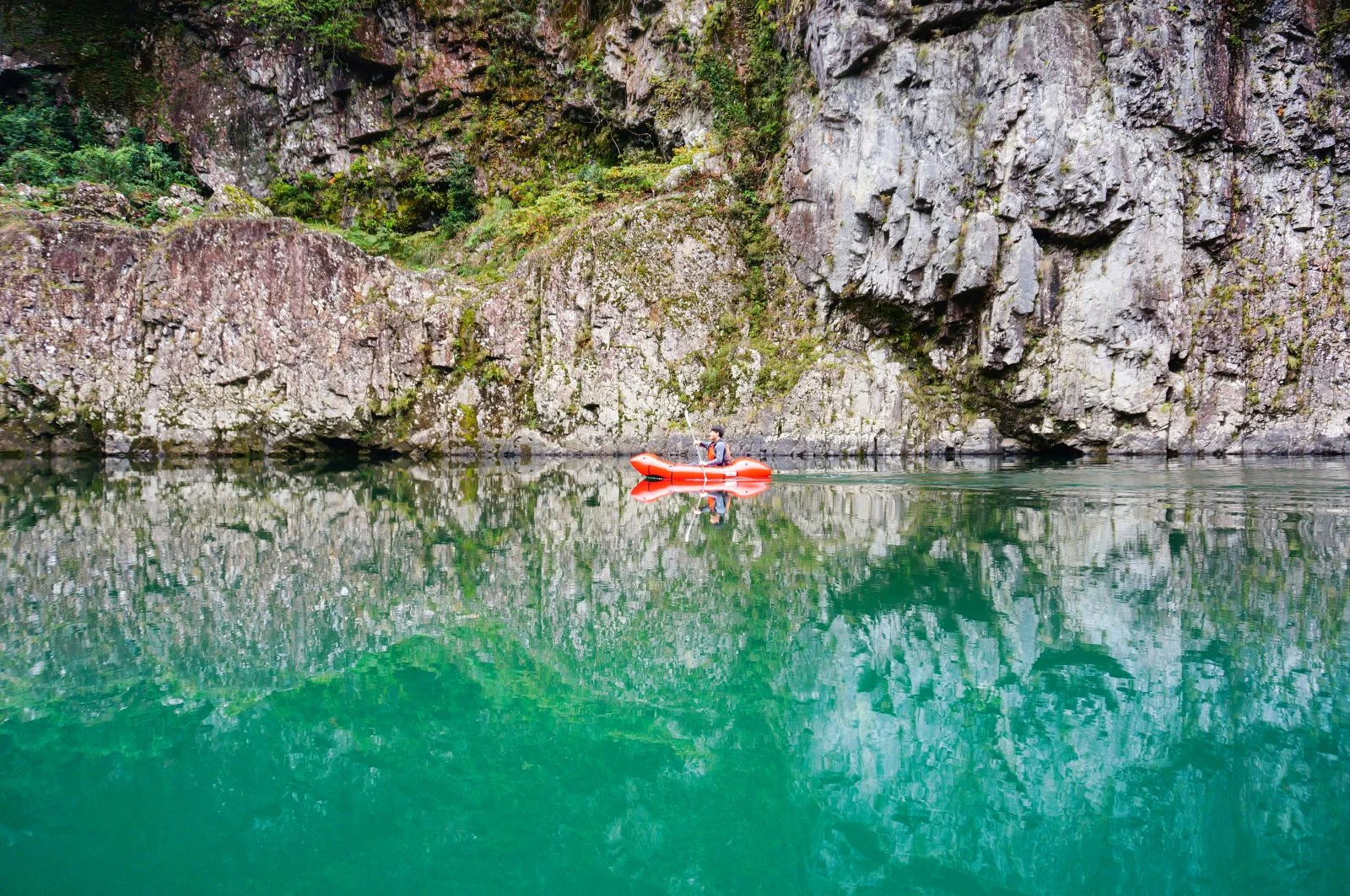 無料壁紙 瀞峡リフレクション。PCとデスクトップ壁紙に最適な4K高画質の無料壁紙。三重県熊野市の瀞峡（瀞八丁）で撮影したフリー写真素材