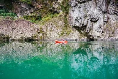 無料壁紙 瀞峡リフレクション。PCとデスクトップ壁紙に最適な4K高画質の無料壁紙。三重県熊野市の瀞峡（瀞八丁）で撮影したフリー写真素材