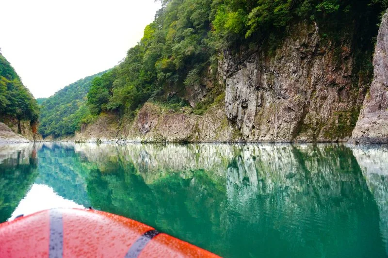 無料壁紙 パックラフトからの眺め。PCとデスクトップ壁紙に最適な4K高画質の無料壁紙。三重県熊野市の瀞峡（瀞八丁）で撮影したフリー写真素材