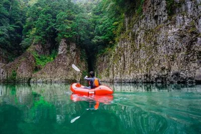 無料壁紙 瀞峡でパックラフト。PCとデスクトップ壁紙に最適な4K高画質の無料壁紙。三重県熊野市の瀞峡（瀞八丁）で撮影したフリー写真素材