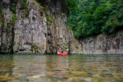 無料壁紙 透明度の高い川。PCとデスクトップ壁紙に最適な4K高画質の無料壁紙。三重県熊野市の瀞峡（瀞八丁）で撮影したフリー写真素材