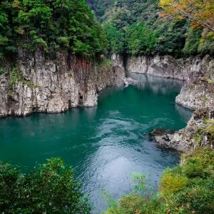 無料壁紙 エメラルドグリーンの瀞峡。PCとデスクトップ壁紙に最適な4K高画質の無料壁紙。三重県熊野市の瀞峡（瀞八丁）で撮影したフリー写真素材