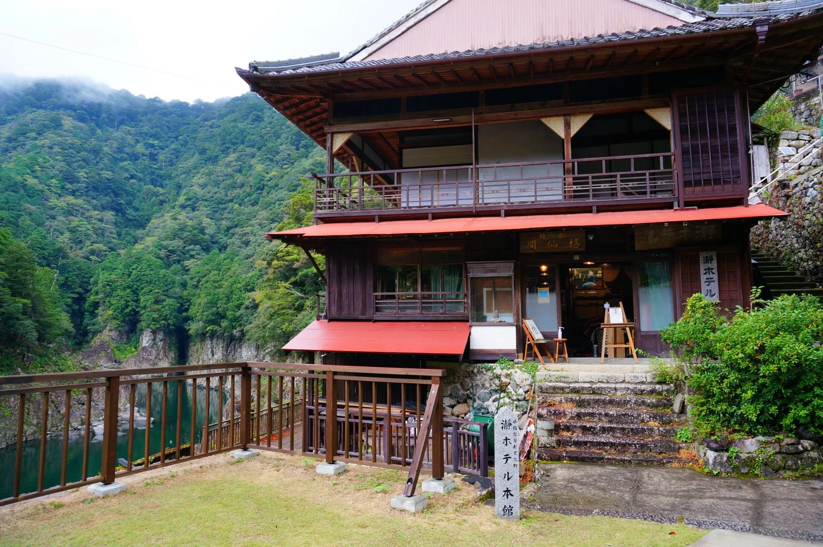 無料壁紙 瀞ホテル本館。PCとデスクトップ壁紙に最適な4K高画質の無料壁紙。三重県熊野市の瀞峡（瀞八丁）で撮影したフリー写真素材