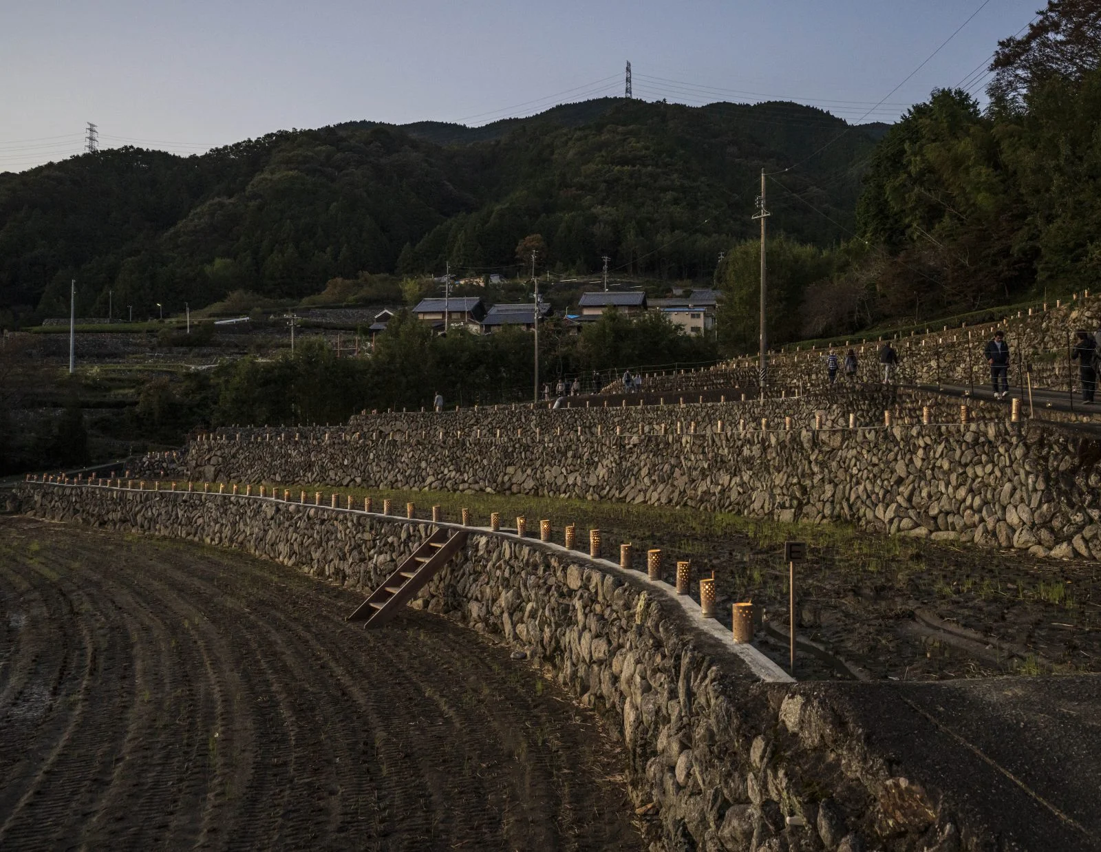 無料壁紙 棚田の灯籠。PCとデスクトップ壁紙に最適な4K高画質の無料壁紙。三重県松阪市の深野のだんだん田で撮影したフリー写真素材