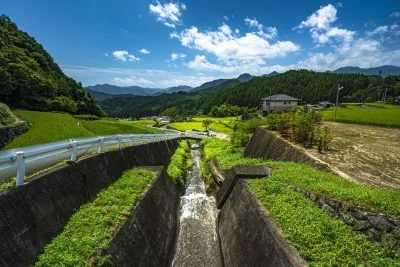 無料壁紙 棚田の水田。PCとデスクトップ壁紙に最適な4K高画質の無料壁紙。三重県松阪市の深野のだんだん田で撮影したフリー写真素材