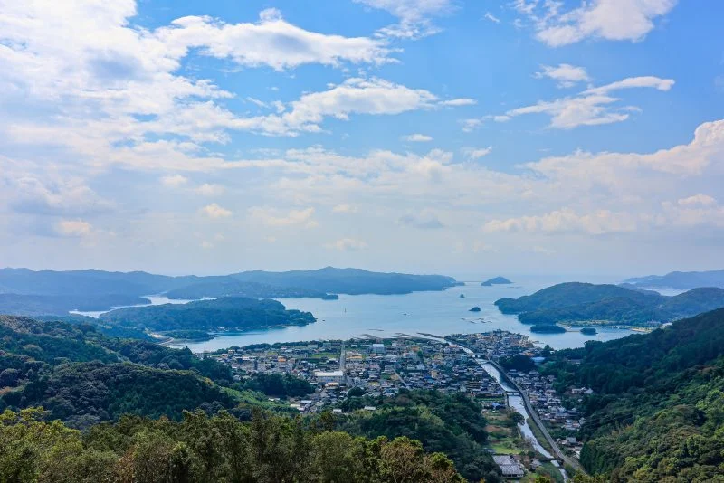 無料壁紙 南伊勢の町並みと五ヶ所湾。PCとデスクトップ壁紙に最適な4K高画質の無料壁紙。三重県南伊勢町の五ヶ所浅間山で撮影したフリー写真素材