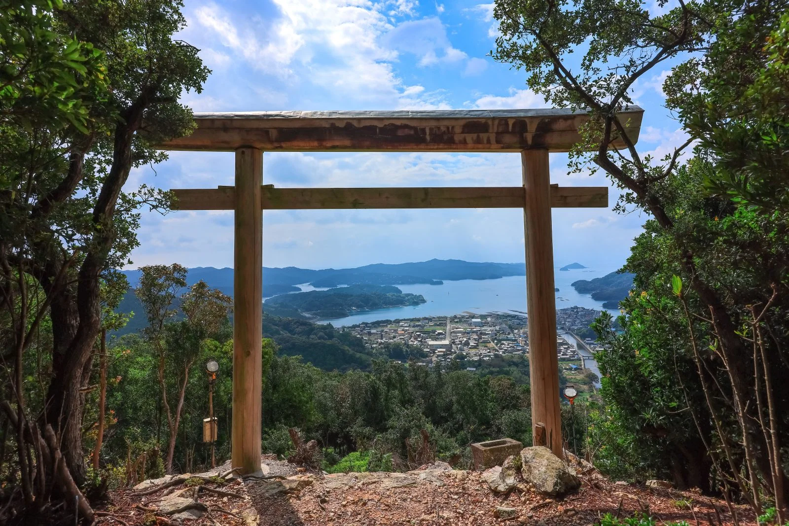 無料壁紙 山頂に立つ鳥居と青空。PCとデスクトップ壁紙に最適な4K高画質の無料壁紙。三重県南伊勢町の五ヶ所浅間山で撮影したフリー写真素材