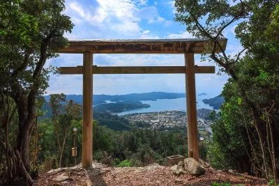 無料壁紙 山頂に立つ鳥居と青空。PCとデスクトップ壁紙に最適な4K高画質の無料壁紙。三重県南伊勢町の五ヶ所浅間山で撮影したフリー写真素材