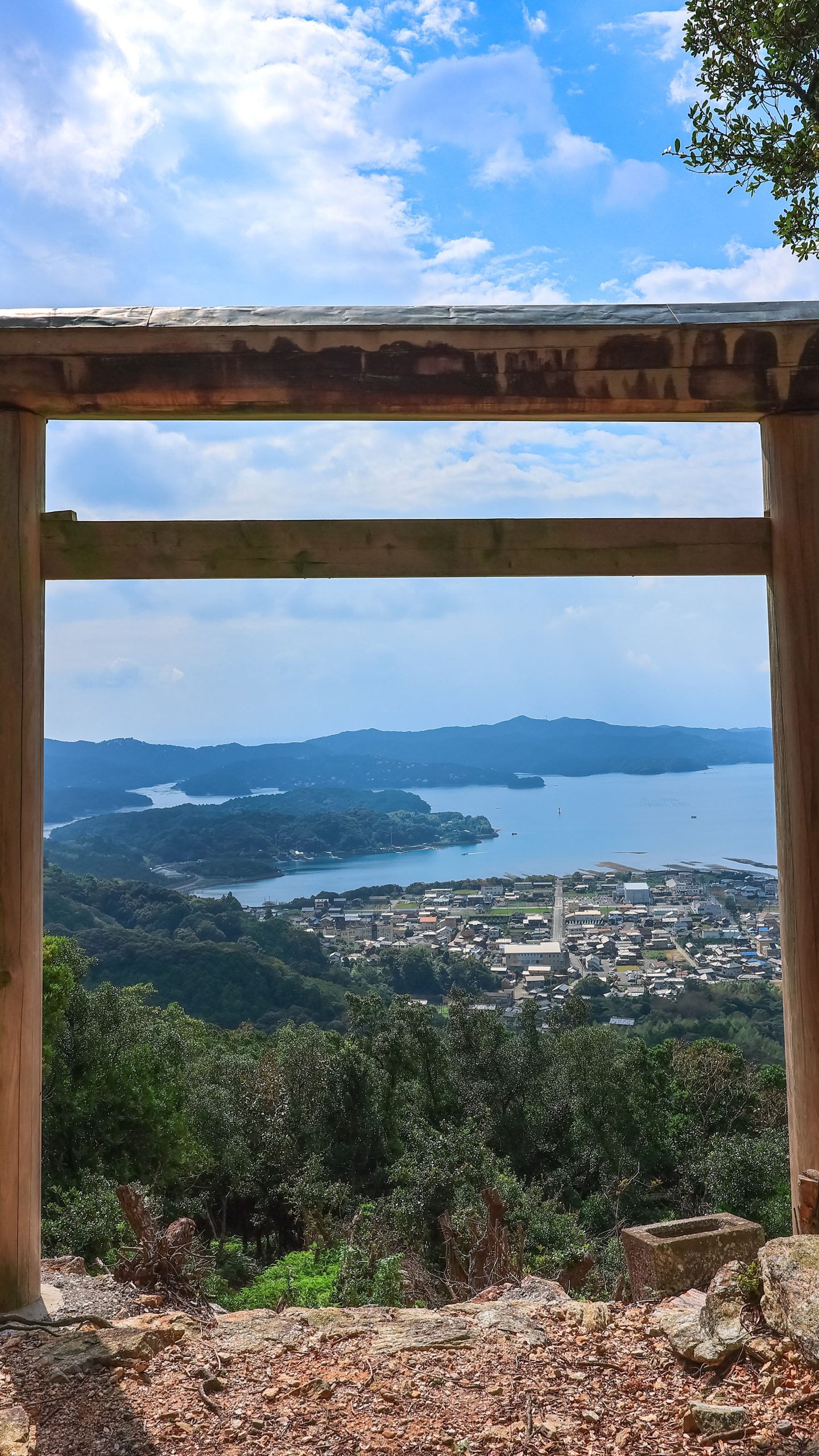 無料壁紙 山頂に立つ鳥居と青空。PCとデスクトップ壁紙に最適な4K高画質の無料壁紙。三重県南伊勢町の五ヶ所浅間山で撮影したフリー写真素材