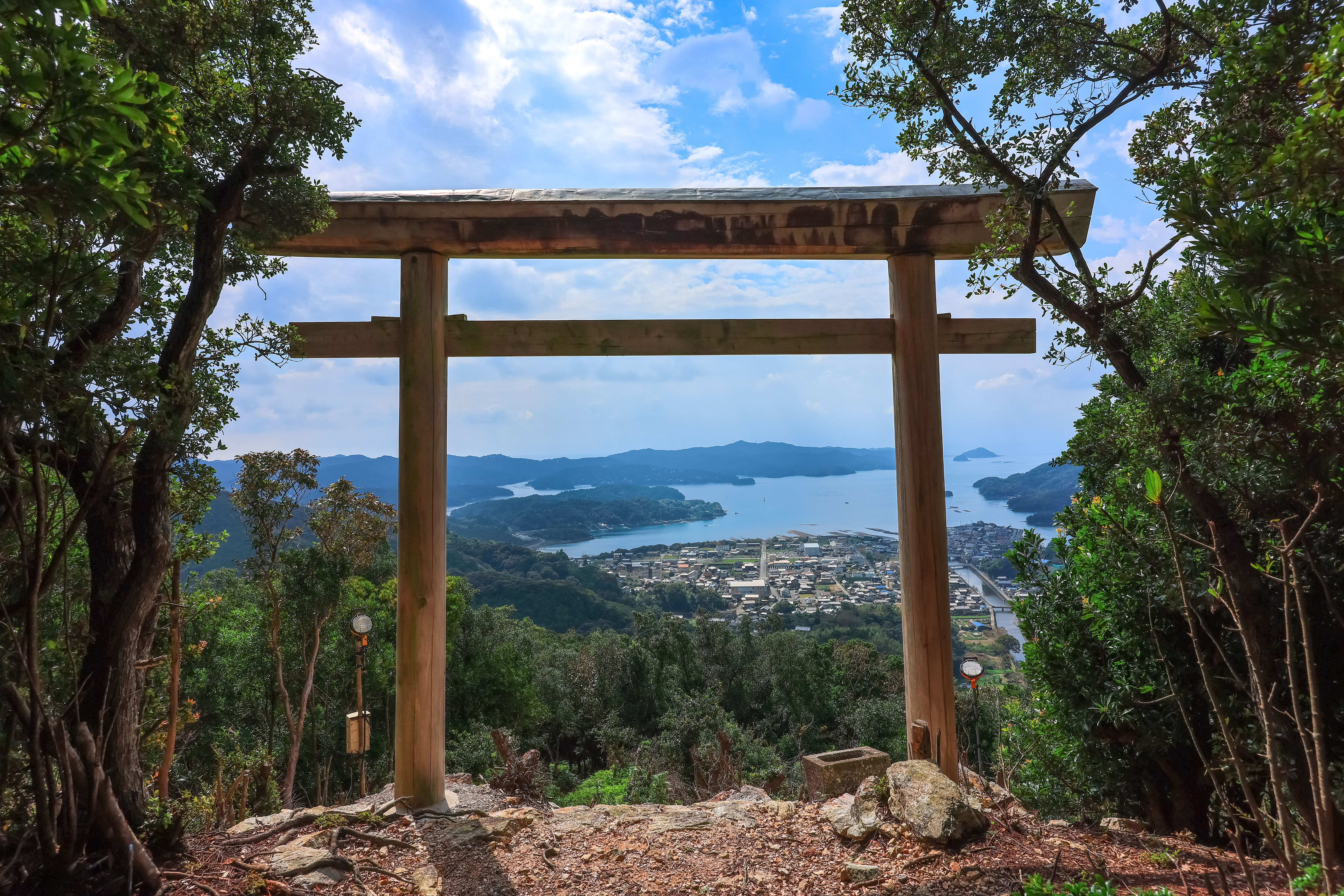 無料壁紙 山頂に立つ鳥居と青空。PCとデスクトップ壁紙に最適な4K高画質の無料壁紙。三重県南伊勢町の五ヶ所浅間山で撮影したフリー写真素材