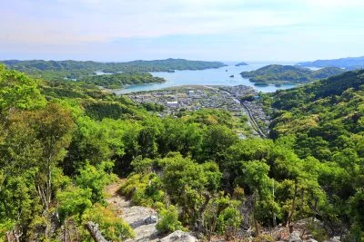 無料壁紙 山頂付近から眺める新緑の五ヶ所浦。PCとデスクトップ壁紙に最適な4K高画質の無料壁紙。三重県南伊勢町の五ヶ所浅間山で撮影したフリー写真素材