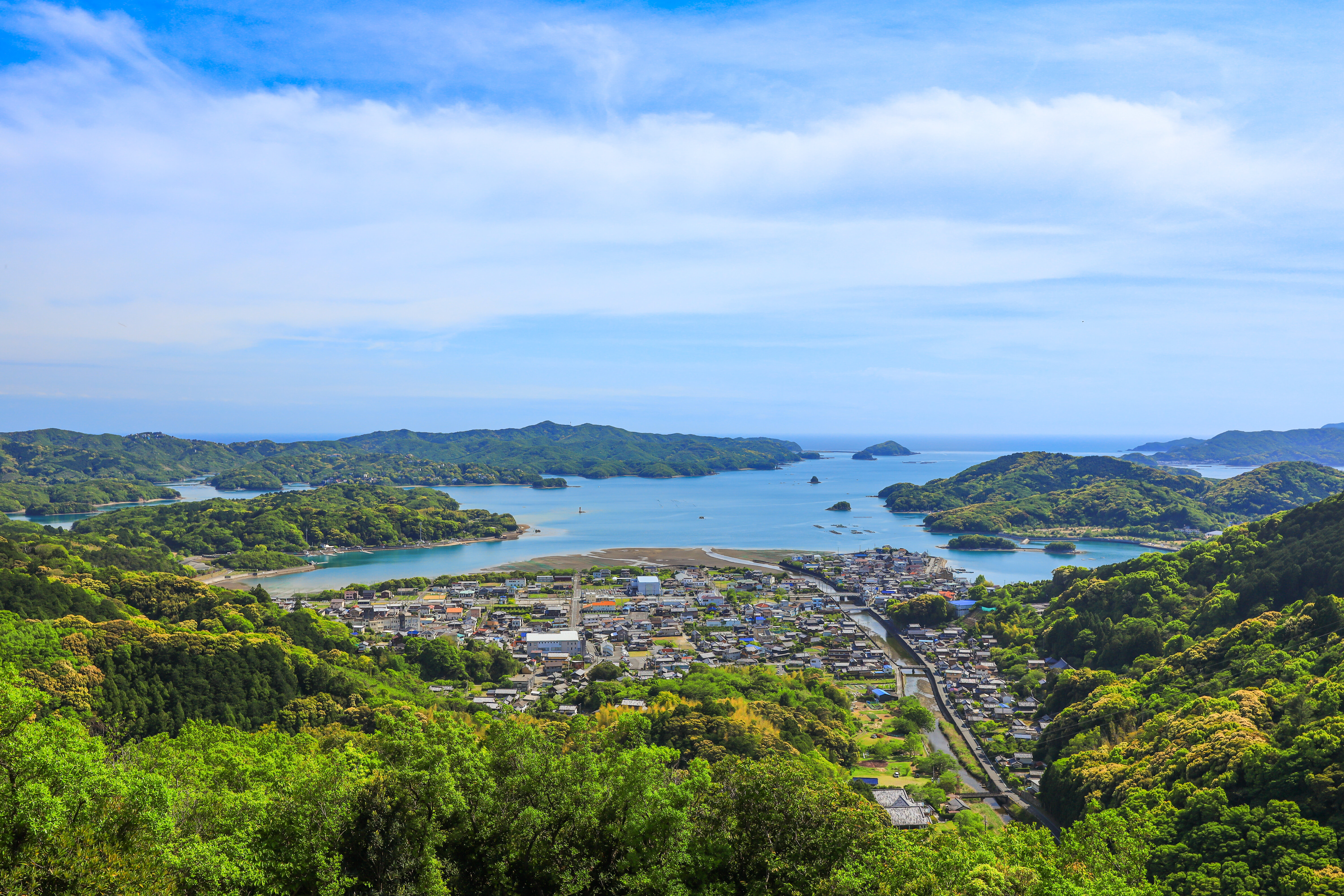 無料壁紙 新緑の五ヶ所浦。PCとデスクトップ壁紙に最適な4K高画質の無料壁紙。三重県南伊勢町の五ヶ所浅間山で撮影したフリー写真素材