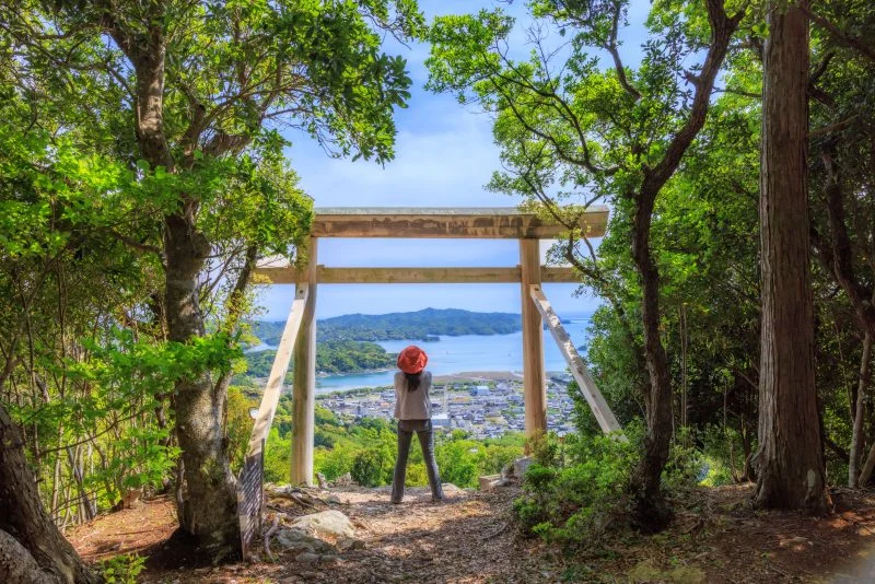 無料壁紙 奇跡の窓と呼ばれる絶景。PCとデスクトップ壁紙に最適な4K高画質の無料壁紙。三重県南伊勢町の五ヶ所浅間山で撮影したフリー写真素材