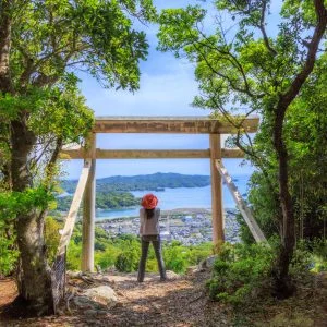 無料壁紙 奇跡の窓と呼ばれる絶景。PCとデスクトップ壁紙に最適な4K高画質の無料壁紙。三重県南伊勢町の五ヶ所浅間山で撮影したフリー写真素材