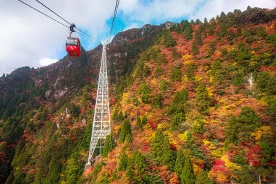 無料壁紙 中腹の真っ赤な紅葉。PCとデスクトップ壁紙に最適な4K高画質の無料壁紙。三重県菰野町の御在所ロープウエイで撮影したフリー写真素材