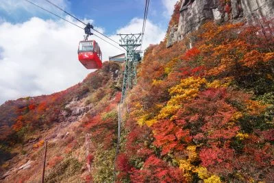 無料壁紙 山上の真っ赤な紅葉。PCとデスクトップ壁紙に最適な4K高画質の無料壁紙。三重県菰野町の御在所ロープウエイで撮影したフリー写真素材