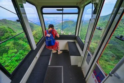 無料壁紙 ゴンドラの窓に広がる新緑。PCとデスクトップ壁紙に最適な4K高画質の無料壁紙。三重県菰野町の御在所ロープウエイで撮影したフリー写真素材