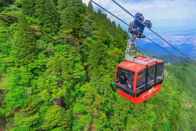 無料壁紙 山々との距離が近いゴンドラ。PCとデスクトップ壁紙に最適な4K高画質の無料壁紙。三重県菰野町の御在所ロープウエイで撮影したフリー写真素材