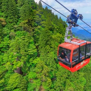 無料壁紙 山々との距離が近いゴンドラ。PCとデスクトップ壁紙に最適な4K高画質の無料壁紙。三重県菰野町の御在所ロープウエイで撮影したフリー写真素材