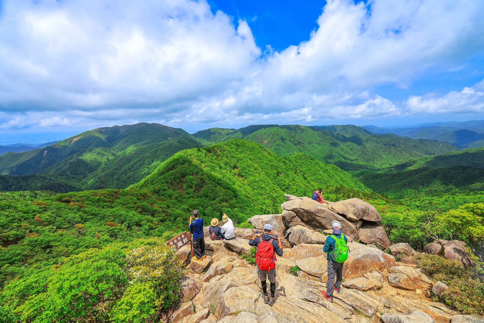 無料壁紙 望湖台からの眺める新緑。PCとデスクトップ壁紙に最適な4K高画質の無料壁紙。三重県菰野町の御在所ロープウエイで撮影したフリー写真素材