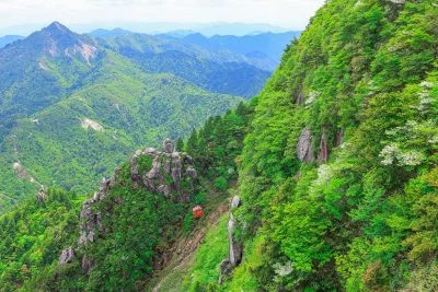 無料壁紙 鎌ヶ岳と大黒岩と新緑の御在所岳。PCとデスクトップ壁紙に最適な4K高画質の無料壁紙。三重県菰野町の御在所ロープウエイで撮影したフリー写真素材