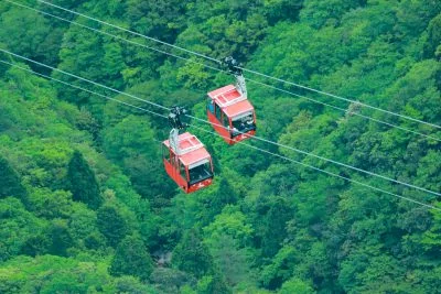 無料壁紙 新緑を巡るゴンドラ。PCとデスクトップ壁紙に最適な4K高画質の無料壁紙。三重県菰野町の御在所ロープウエイで撮影したフリー写真素材