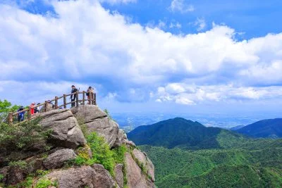 無料壁紙 富士見岩展望台と新緑の山々。PCとデスクトップ壁紙に最適な4K高画質の無料壁紙。三重県菰野町の御在所ロープウエイで撮影したフリー写真素材