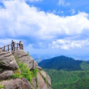 無料壁紙 富士見岩展望台と新緑の山々。PCとデスクトップ壁紙に最適な4K高画質の無料壁紙。三重県菰野町の御在所ロープウエイで撮影したフリー写真素材