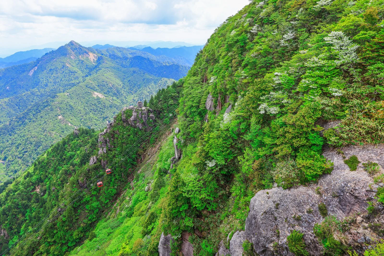 無料壁紙 富士見岩展望台から眺める鎌ヶ岳と新緑の御在所岳。PCとデスクトップ壁紙に最適な4K高画質の無料壁紙。三重県菰野町の御在所ロープウエイで撮影したフリー写真素材