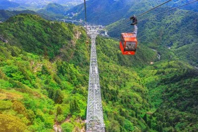 無料壁紙 ゴンドラから見下ろす御在所岳の中腹の新緑。PCとデスクトップ壁紙に最適な4K高画質の無料壁紙。三重県菰野町の御在所ロープウエイで撮影したフリー写真素材