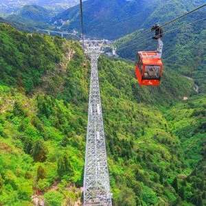 無料壁紙 ゴンドラから見下ろす御在所岳の中腹の新緑。PCとデスクトップ壁紙に最適な4K高画質の無料壁紙。三重県菰野町の御在所ロープウエイで撮影したフリー写真素材