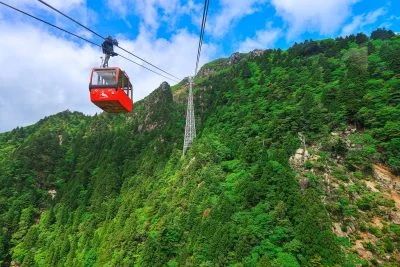 無料壁紙 ゴンドラから眺める御在所岳の中腹の新緑。PCとデスクトップ壁紙に最適な4K高画質の無料壁紙。三重県菰野町の御在所ロープウエイで撮影したフリー写真素材