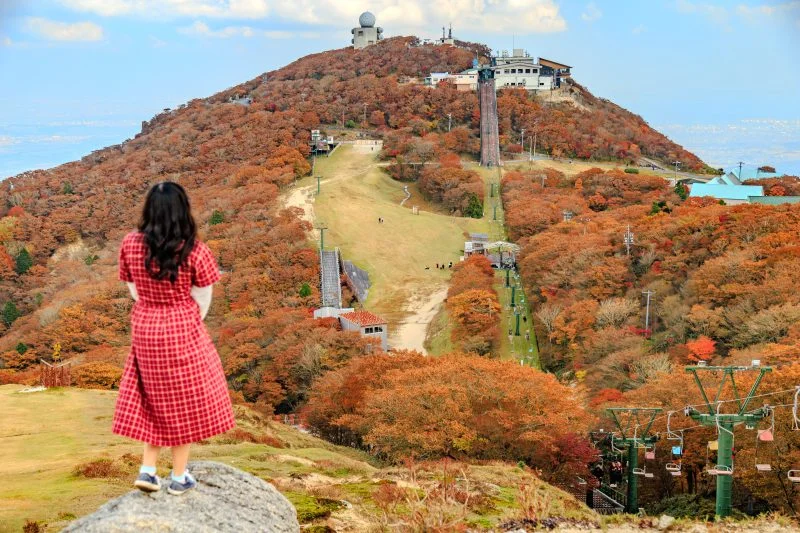 無料壁紙 山上リフト終点付近から山上の紅葉を眺める。PCとデスクトップ壁紙に最適な4K高画質の無料壁紙。三重県菰野町の御在所ロープウエイで撮影したフリー写真素材