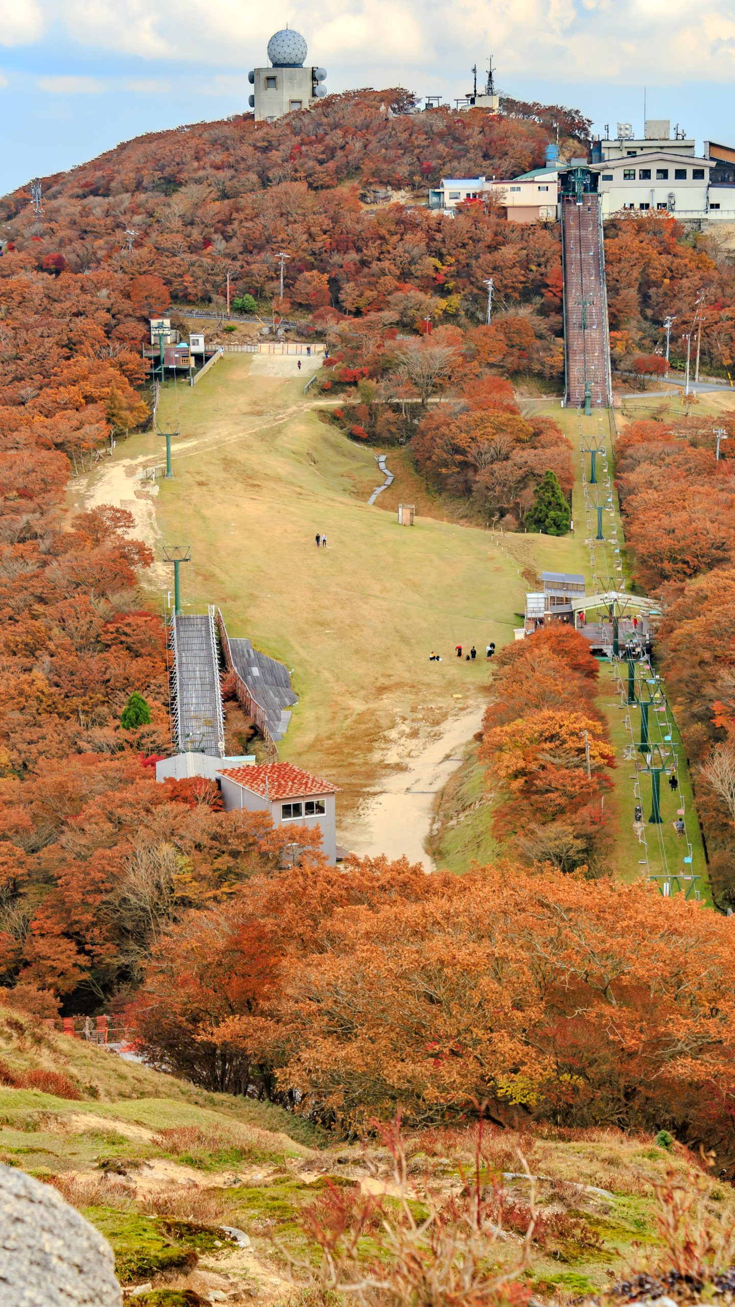 山上リフト終点付近から山上の紅葉を眺める(三重県菰野町・御在所ロープウエイ)