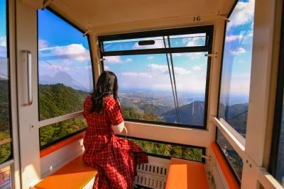 無料壁紙 ゴンドラから眺める伊勢湾と街並み。PCとデスクトップ壁紙に最適な4K高画質の無料壁紙。三重県菰野町の御在所ロープウエイで撮影したフリー写真素材