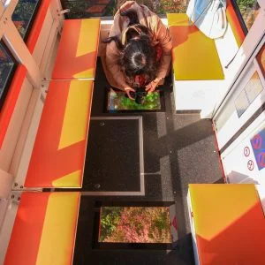 無料壁紙 ゴンドラの底ガラスから紅葉を眺める。PCとデスクトップ壁紙に最適な4K高画質の無料壁紙。三重県菰野町の御在所ロープウエイで撮影したフリー写真素材