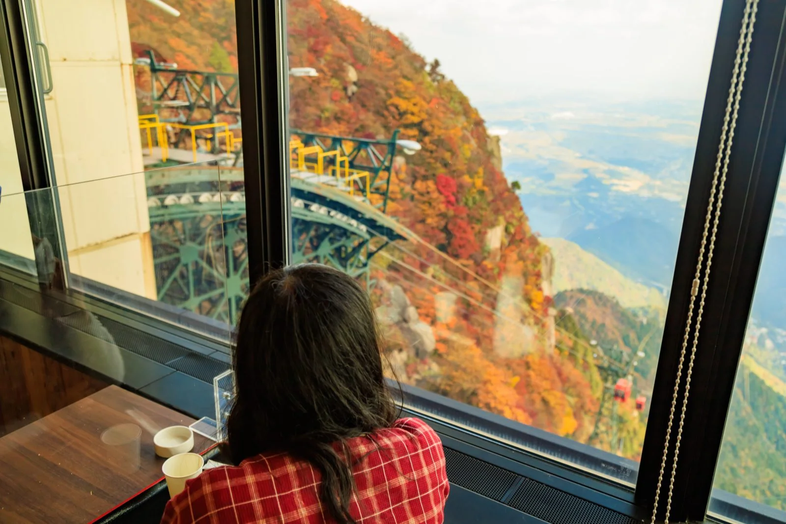 無料壁紙 展望レストラン「ナチュール」の窓際席。PCとデスクトップ壁紙に最適な4K高画質の無料壁紙。三重県菰野町の御在所ロープウエイで撮影したフリー写真素材