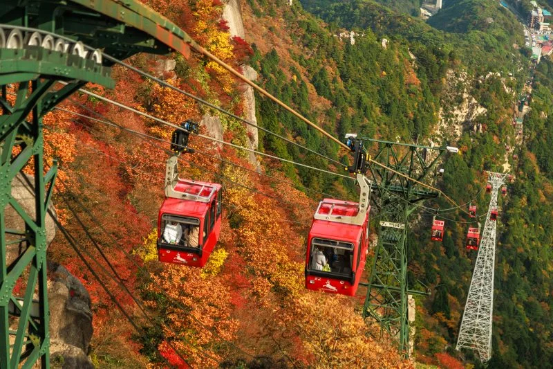 無料壁紙 山上駅の窓から見ろした光景。PCとデスクトップ壁紙に最適な4K高画質の無料壁紙。三重県菰野町の御在所ロープウエイで撮影したフリー写真素材